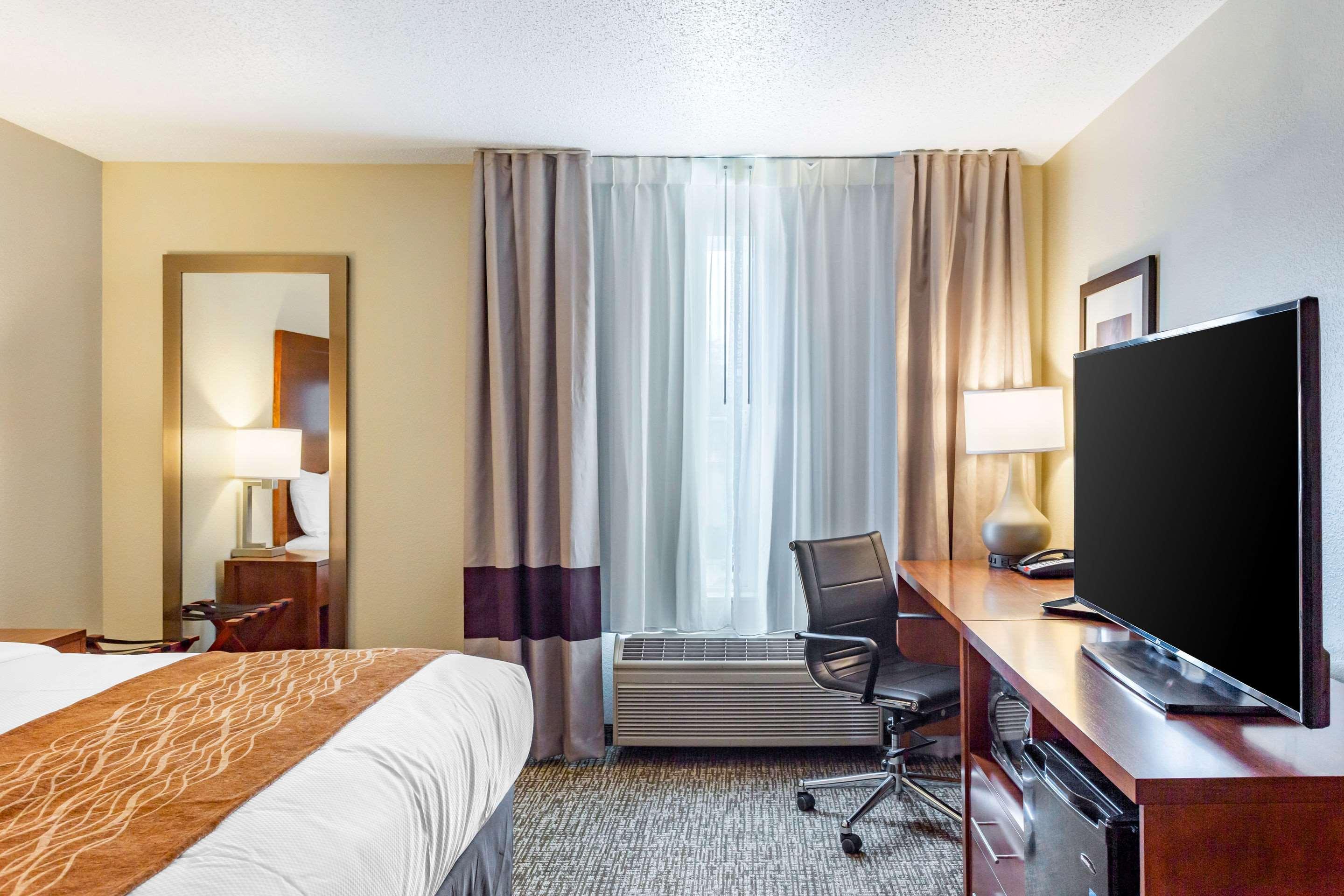 Comfort Inn Dekalb - Adjacent The University מראה חיצוני תמונה