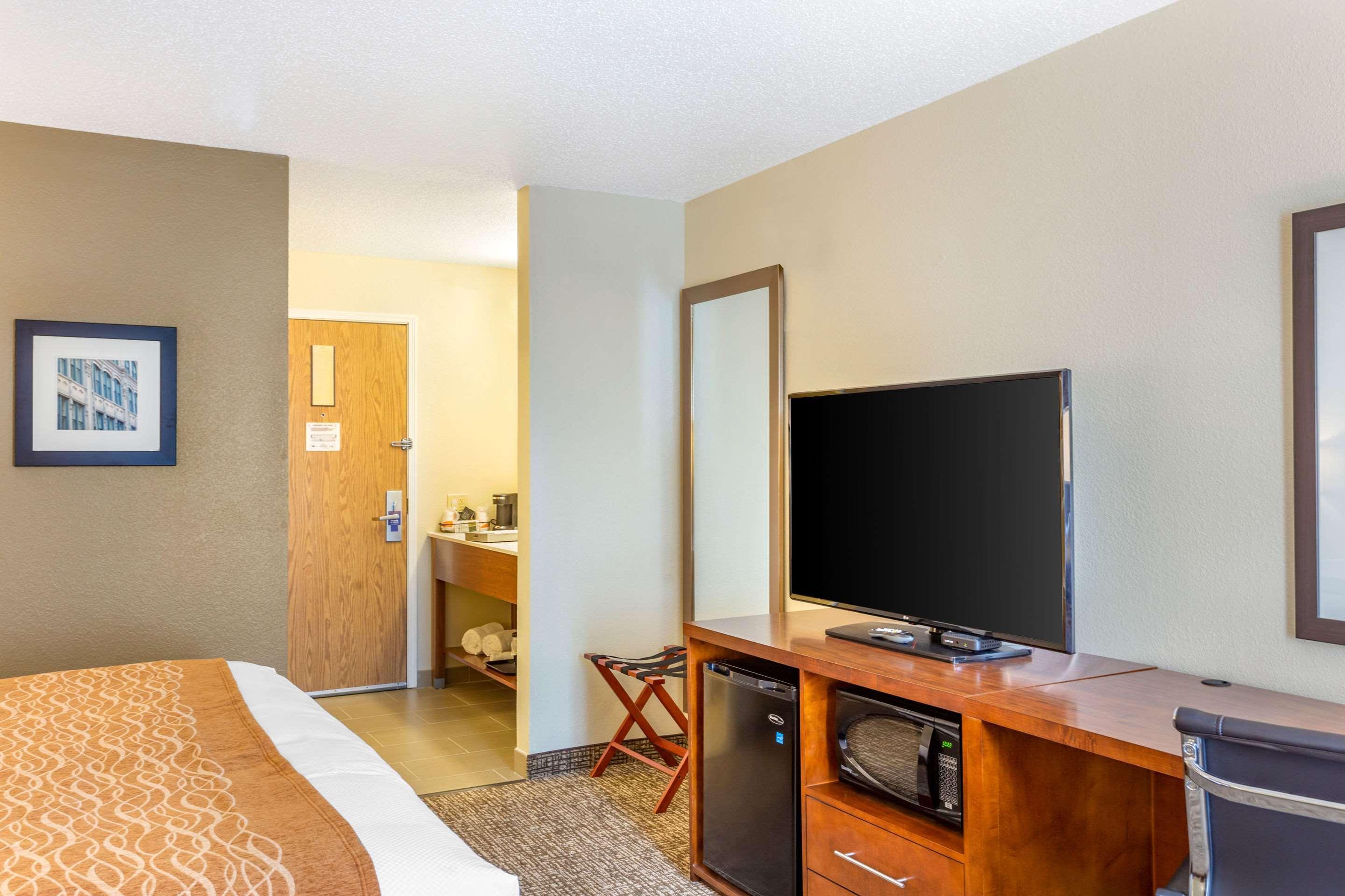 Comfort Inn Dekalb - Adjacent The University מראה חיצוני תמונה